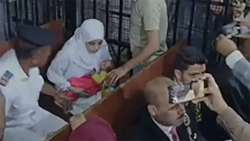 ظهور المتهمة بإنهاء حياة أطفال المنيا ووالدهم بالمحكمة ومعها رضيعة 