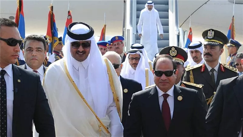 لقاء الرئيس السيسي وأمير قطر قبل القمة: بحث تشكيل جبهة موحدة لحماية الأمن العربي 