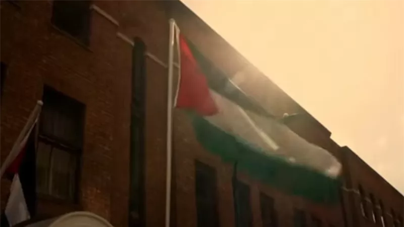 بريطانيا ترفع العلم الفلسطيني في لندن بعد الاعتراف وتوجه رسالة إلى مصر 