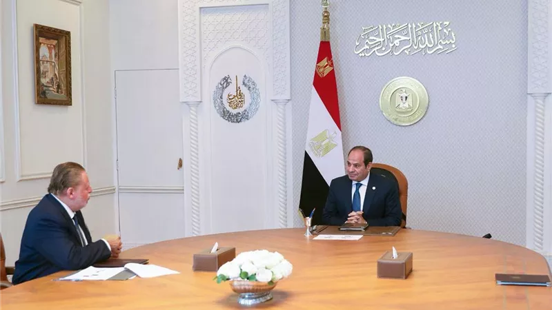 الرئيس السيسي يتابع مع محافظ البنك المركزي تراجع سعر الصرف وانخفاض التضخم