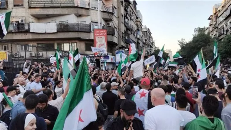 نشأت الديهي يهاجم مظاهرات سوريين بدمشق مسيئة لمصر ويطالبهم بالاعتذار للرئيس السيسي