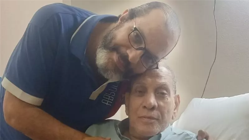 بعد أزمة صحية مفاجئة.. الفنان منير مكرم يغادر المستشفى ويكتب رسالة شكر