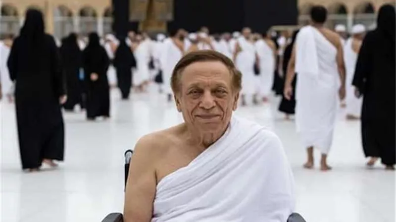 صور منسوبة للزعيم عادل إمام على كرسي متحرك بالعمرة تتحول إلى جدل واسع