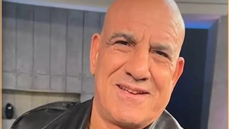 تعرض الفنان محمد لطفي لوعكة صحية شديدة ليغادر مهرجان بورسعيد فورا