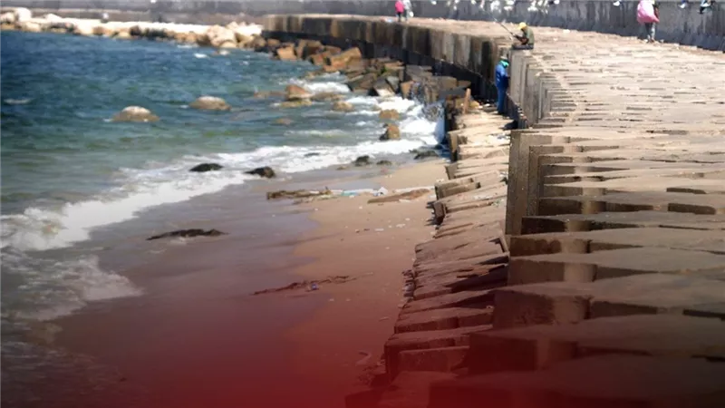انحسار مياه البحر بمحطة الرمل بالإسكندرية بسبب المد والجزر والضغط الجوي