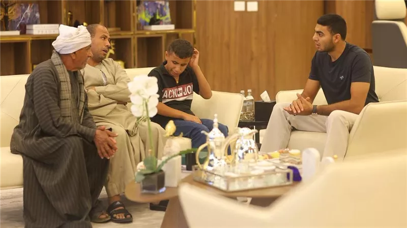 رجل الأعمال عصام العرجاني يتكفل بالطفل شنودة الحداد الكفيف وأسرته بالكامل
