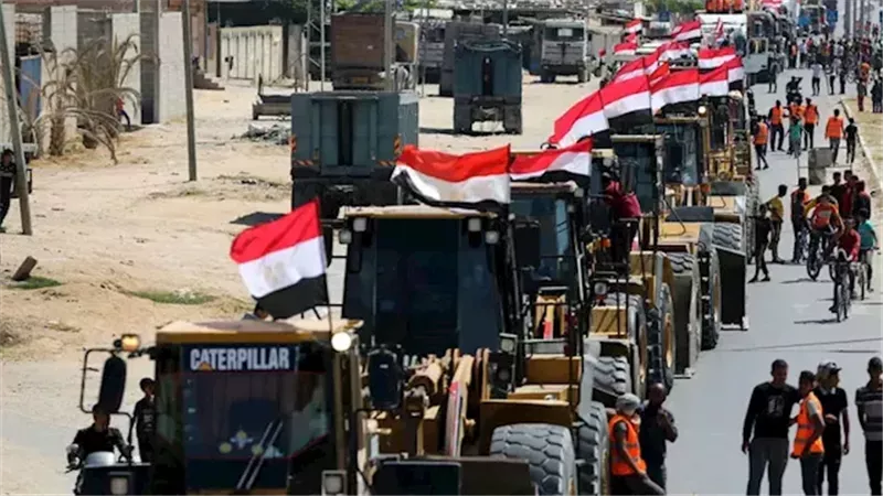جرافات مصرية تتحرك وسط غزة لإنشاء مخيم جديد للنازحين تزامنا مع مفاوضات إنهاء الصراع
