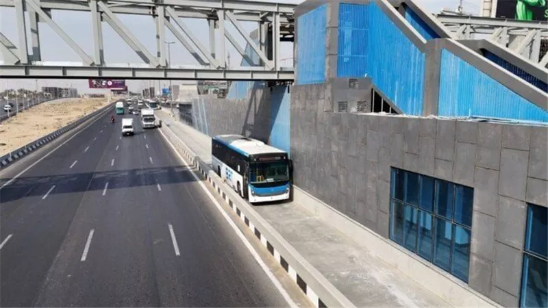 حادث الأتوبيس الترددي اليوم.. سيارة تقتحم المسار بين العرابي ومؤسسة الزكاة وتعطل حركة التشغيل