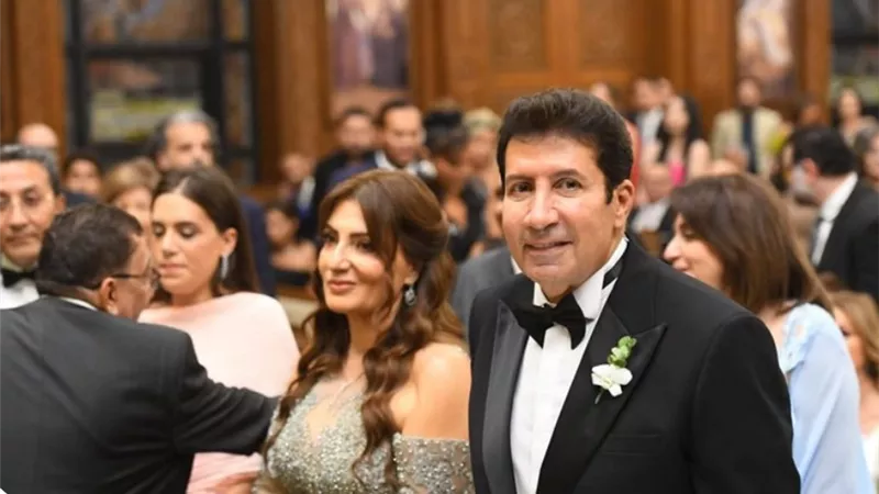 ظهور نادر لوالدة الفنان هاني رمزي في زفاف حفيدها وسط كبار نجوم الفن والإعلام