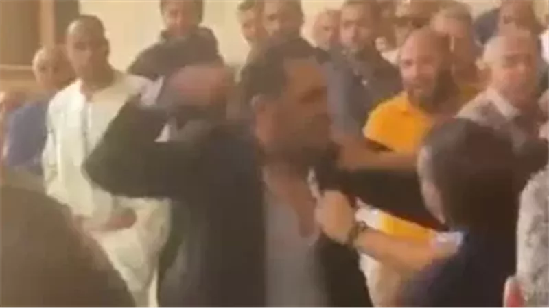مشادة كلامية تنتهي بتمزيق ملابس مرشح لانتخابات مجلس النواب أثناء تقديم أوراقه