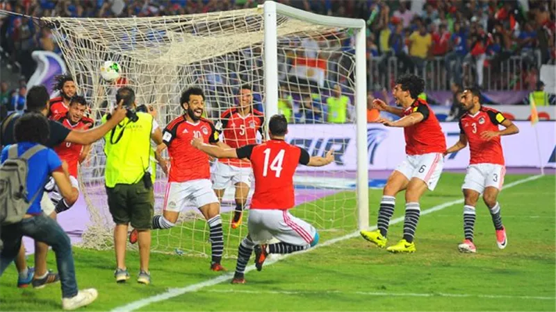 منتخب مصر يحرز هدفين في الشوط الأول ويضمن بطاقة التأهل لـ كأس العالم