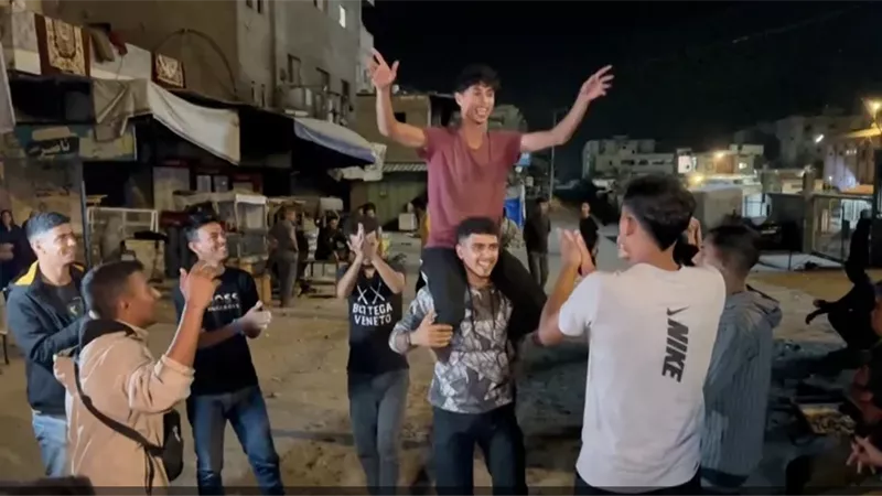شاهد فرحة أهالي غزة بعد إعلان وقف إطلاق النار بمشاركة إسرائيليين واول تعليق للرئيس الفلسطيني