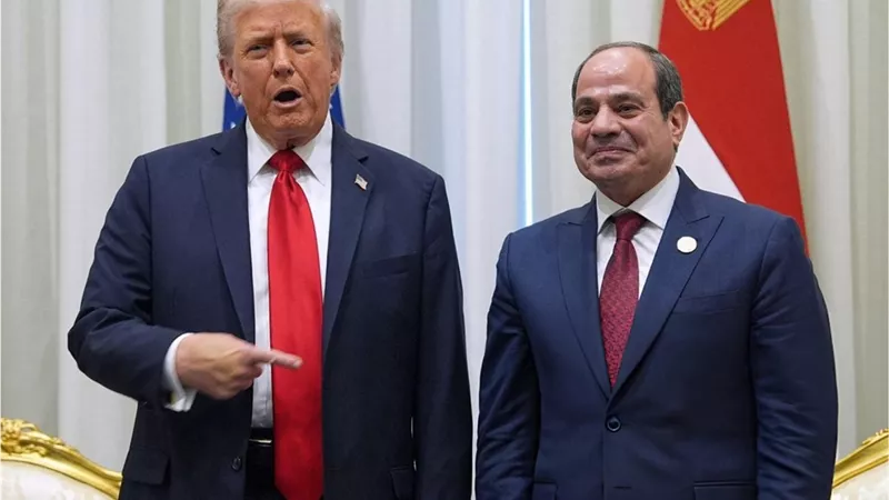 صورة مصافحة الرئيس السيسي وترامب في شرم الشيخ تحصد ملايين المشاهدات نشطاء يعلقون ذكاء سياسي