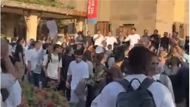 طلاب الجامعة الأمريكية يطردون دبلوماسيًا أمريكيًا سابقًا رفضًا لدعمه الإبادة في غزة 