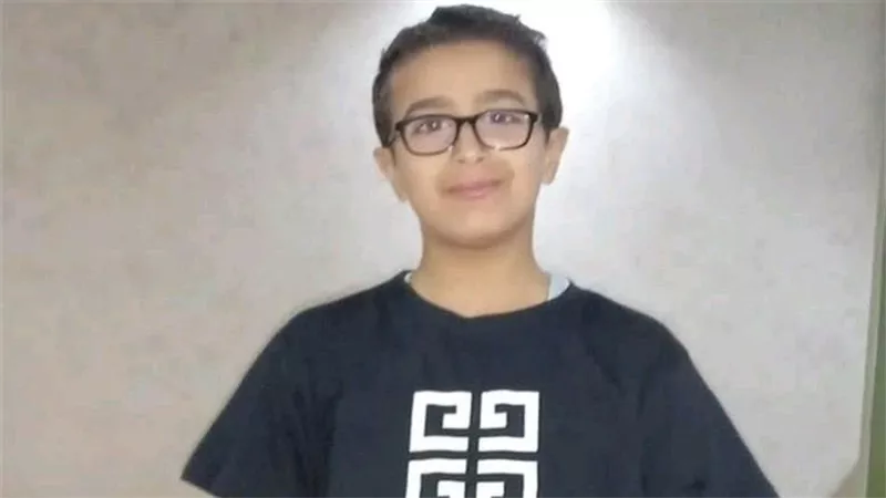 واقعة طفل الإسماعيلية: النيابة تعرض المتهم على الأدلة الجنائية ومشاهد محزنة لوالد الضحية بالجنازة 