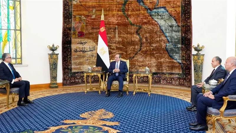 الرئيس السيسي يستقبل العناني بعد فوزه بمنصب اليونسكو ويؤكد: إنجاز تاريخي لمصر