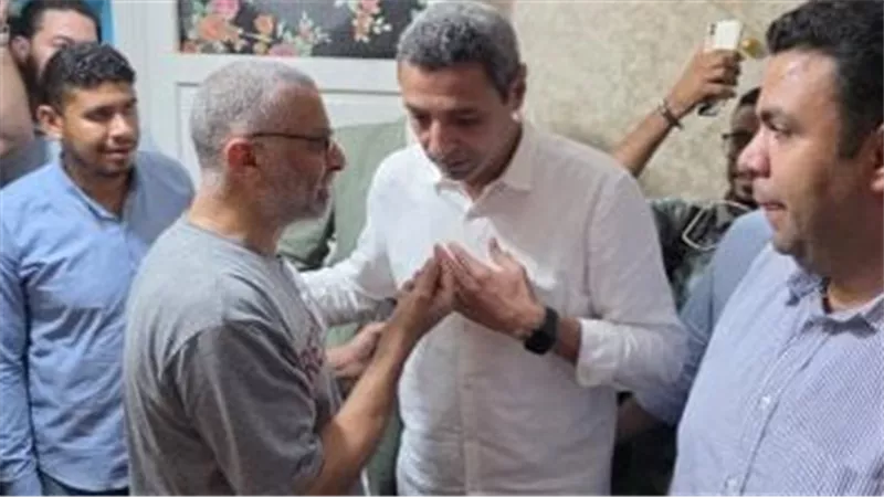 محافظ السويس يزور الحاج غريب مبارك مسن السويس وتحرك بعد الواقعة