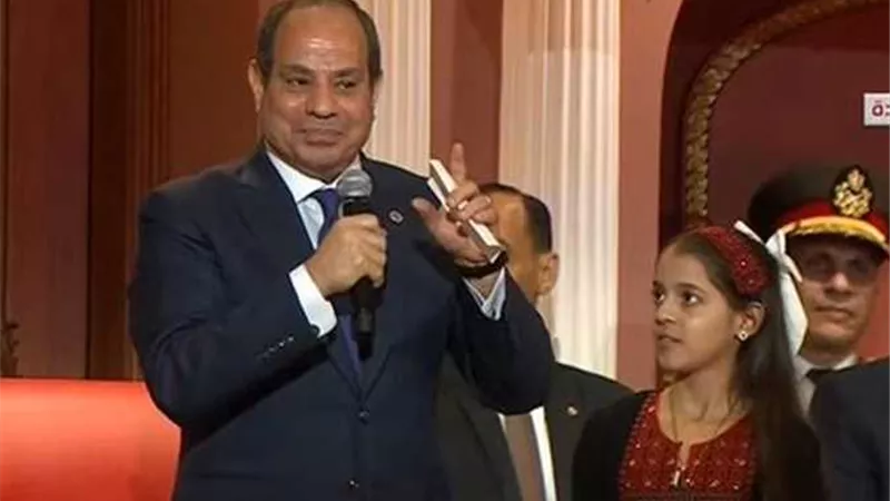 موقف إنساني جديد يسجله الرئيس السيسي يحقق حلم فتاة أمام آلاف الحاضرين باحتفالية وطن السلام