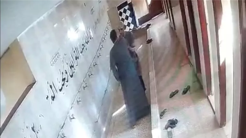 لاعتراضه على أداءه لأذان صلاة الفجر.. شاب يضرب مؤذن في المسجد وترصده الكاميرات