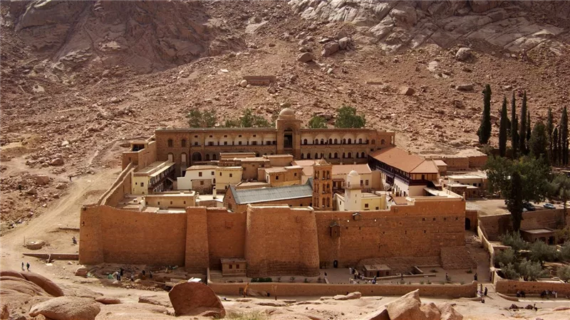 إقامة أول قداس إلهي في كنيسة العذراء مريم بسانت كاترين برعاية الأنبا أبوللو