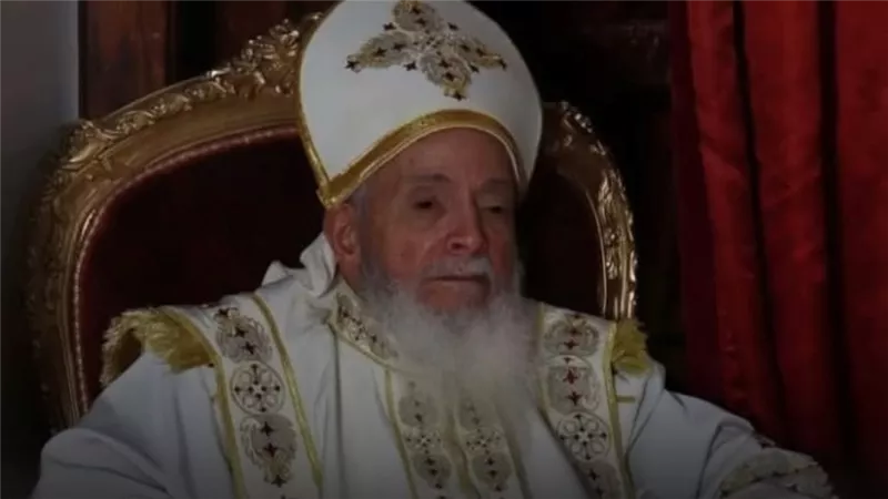ضحايا تصادم سيارتين في قنا… نياحة القس إيليا نعيم وزوجته وإصابة ابنتهما