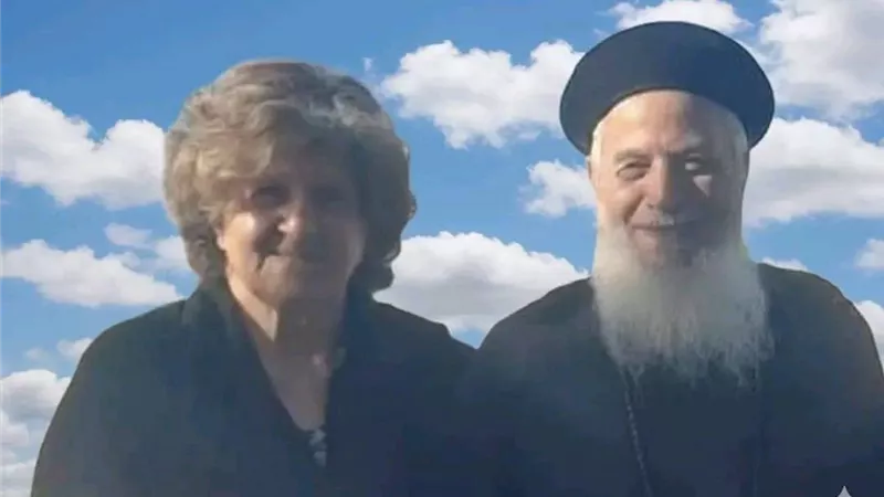حزن كبير يجتاح المواقع بعد تداول صور جنازة القمص إيليا نعيم وزوجته إثر حادث مؤلم 