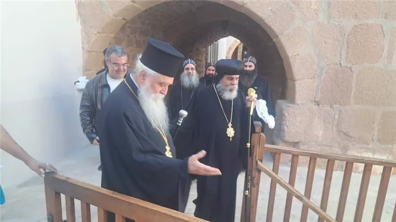 الأنبا أبوللو يزور دير سانت كاترين لتهنئة المطران سيميون الجديد رسميًا