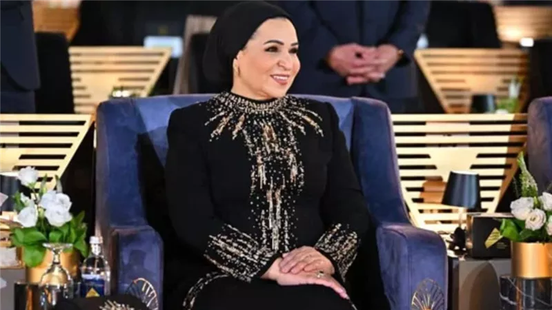 سر كلمة «عنخ» على فستان السيدة انتصار السيسي في افتتاح المتحف المصري الكبير