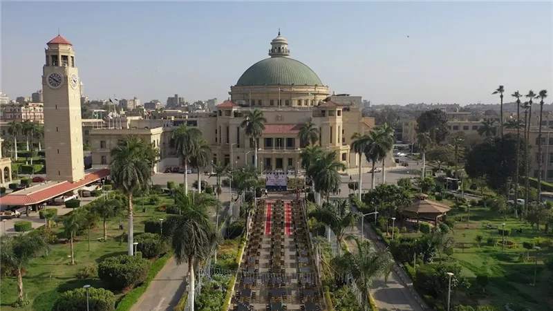 توضيح من كلية التجارة بجامعة القاهرة بشأن أزمة طلاب الميدتيرم غير المسددين للمصروفات