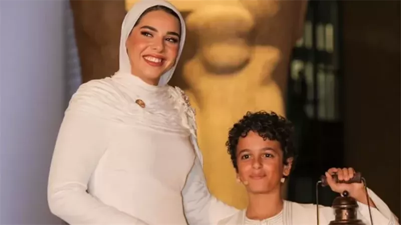 فستان آية السيسي يخطف الأنظار بافتتاح المتحف بتصميم مرمر حليم يحمل رموز ورسائل ذهبية 