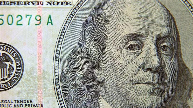 سعر الدولار اليوم قرب أعلى مستوياته منذ 3 أشهر مدعوماً بتقلص توقعات خفض الفائدة بنسبة 0.2%