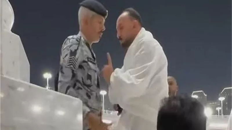 طارق العوضي يطالب بالتحقيق في واقعة المعتمر ورجل الأمن داخل الحرم المكي