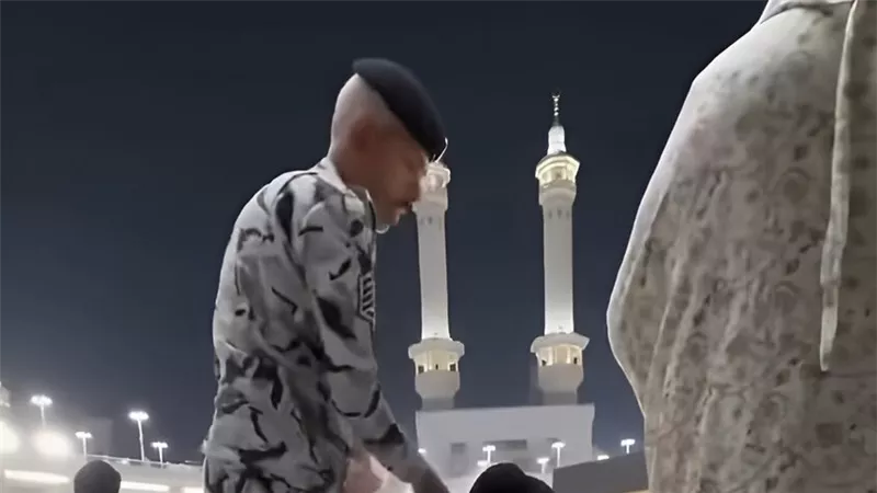 القصة الكاملة لواقعة رجل الأمن بالحرم المكي والمعتمر .. مقطع يهز السوشيال ميديا بمصر