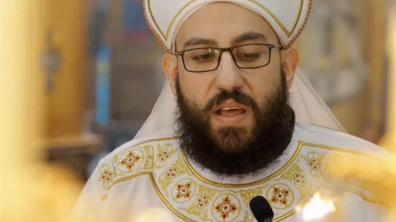 تدهور حالة القمص أنطون خادم كنيسة الملاك ميخائيل والأطباء يؤكدون أن الحالة تحتاج لمعجزة