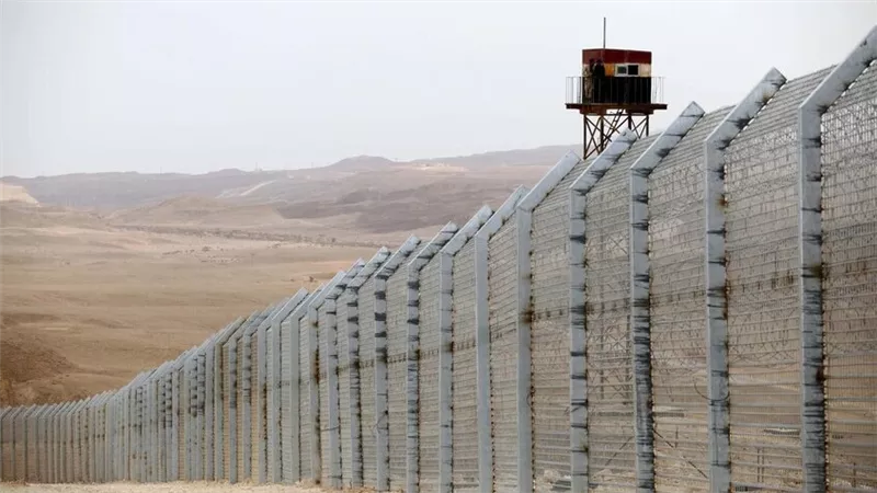 أستاذ قانون دولي يحذر من انتهاك إسرائيل اتفاقية كامب ديفيد بتحويل الحدود لمنطقة عسكرية