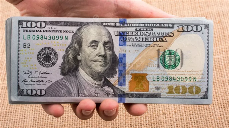 سعر الدولار اليوم في البنوك والسوق الموازية.. تراجع بـ3 بنوك وارتفاع بالسوق غير الرسمية