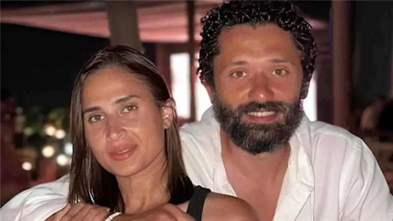 كريم محمود عبد العزيز ينفصل رسميًا عن زوجته آن الرفاعي بعد خلافات أسرية