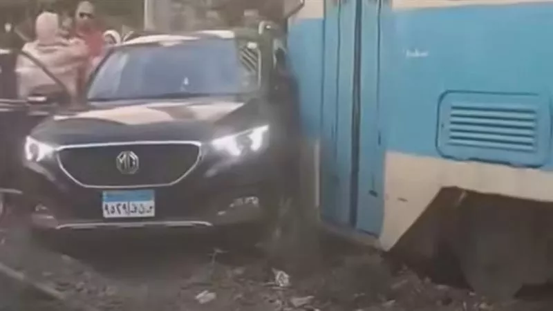  تصادم ترام مع سيارة ملاكي في الإسكندرية .. النقل العام توضح التفاصيل 