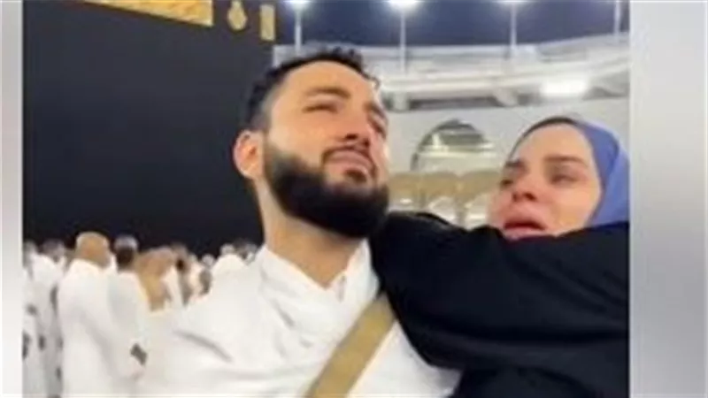 تفاصيل فيديو الرجل وزوجته من أمام الكعبة.. مؤثر وانتشر على الميديا