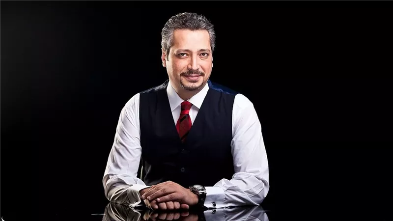 تامر أمين يروي واقعة بقشيش تثير جدلًا واسعًا حول أوضاع عمال المطاعم