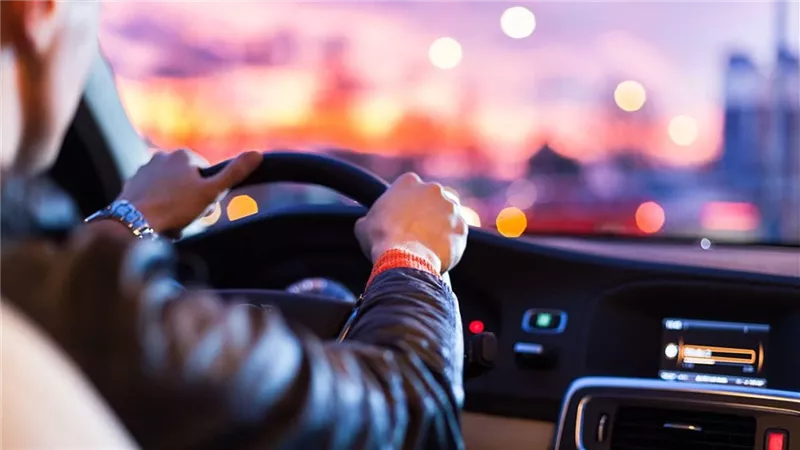 استغاثة فتاة من سائق في إحدى تطبيقات النقل الذكي قام بالاستيلاء على أموالها