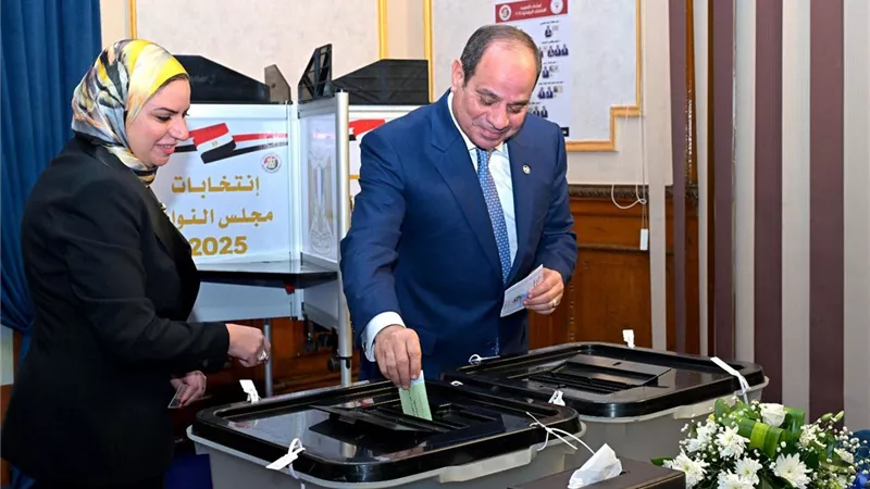 الرئيس السيسي يدلي بصوته في انتخابات البرلمان بحضور شعبي كبير متحدث الرئاسة يعلن التفاصيل 