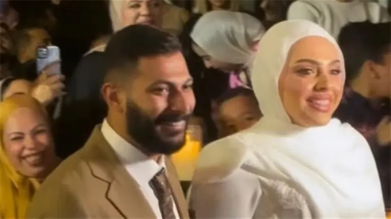 محمد هنيدي يحتفل بزفاف ابنته اليوم والعروسة تلفت الأنظار بسبب الشبه بينها وبين والدها