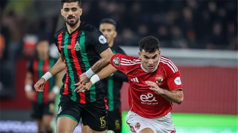أحداث شغب مباراة الأهلي والجيش: رمي الزجاجات والكرات في الملعب وسط غياب الأمن المغربي