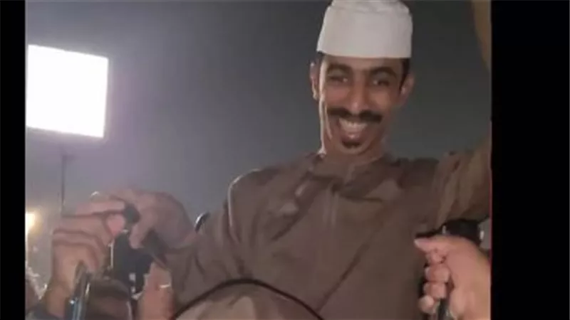 الإنسانية بين الأشقاء.. في كأس العرب.. المصريين يحملون مشجعًا عمانيًا من ذوي الهمم على الأعناق