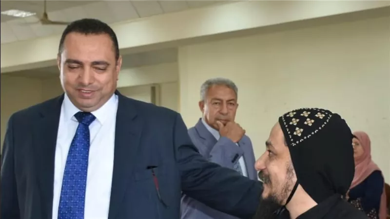 الكاتب ماركو جرجس يعلق علي صورة الراهب أبونا انجليوس أثناء امتحانات كلية الحقوق 