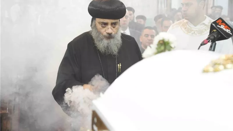 جنازة والدة الأنبا فيلوباتيرأسقف أبوقرقاص تحضرها قيادات كنسية يترأسها الأنبا مكاريوس بحزن وبكاء 