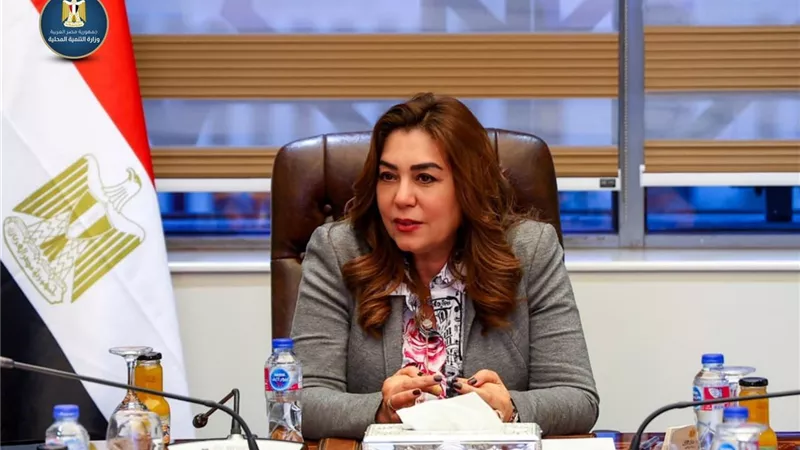 التنمية المحلية تكشف تفاصيل إقالة رئيس حي النزهة خلال جولة مفاجئة تسببت في غضب منال عوض