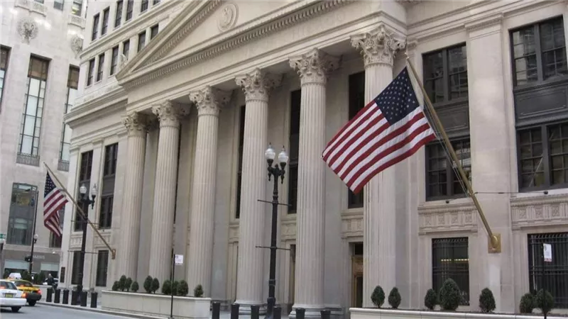 الاحتياطي الفيدرالي الأمريكي يخفض أسعار الفائدة 0.25% ويدعم صعود الذهب