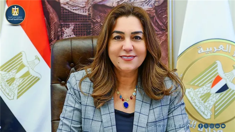 وزيرة التنمية المحلية تناقش تطوير سوق العتبة وأسواق بورسعيد .. مجلس الوزراء ينشر تفاصيل اجتماع المحافظين